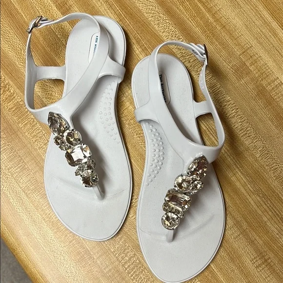 Elegant White OKA b Sandals with Crystal Embellishments - Picture 1 of 5